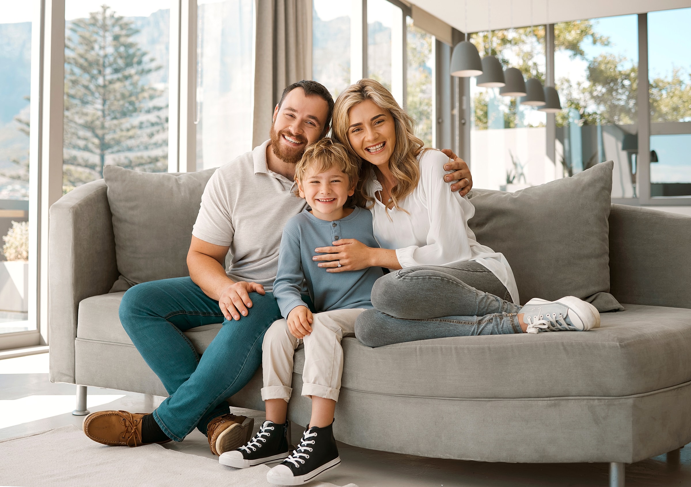 Familia sonriente sentada en un sofa